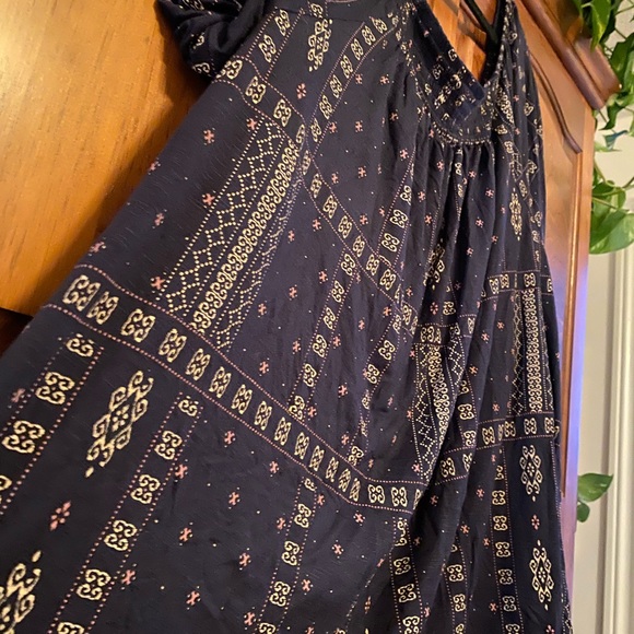 Maurices Casual Top with patterning, navy blue shirt - Picture 2 of 4